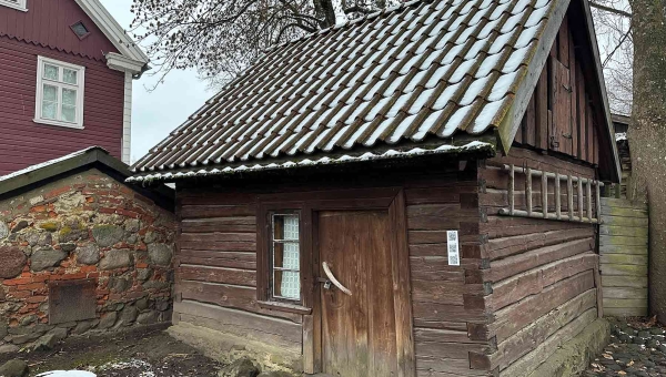 Kreutzwaldi suitsusaun-pesuköök, mis ehitati umbes 18. sajandi keskel ja uuendati 1953. aastal. Pilt on tehtud 8. detsembril 2025. Fotod: KALEV ANNOM